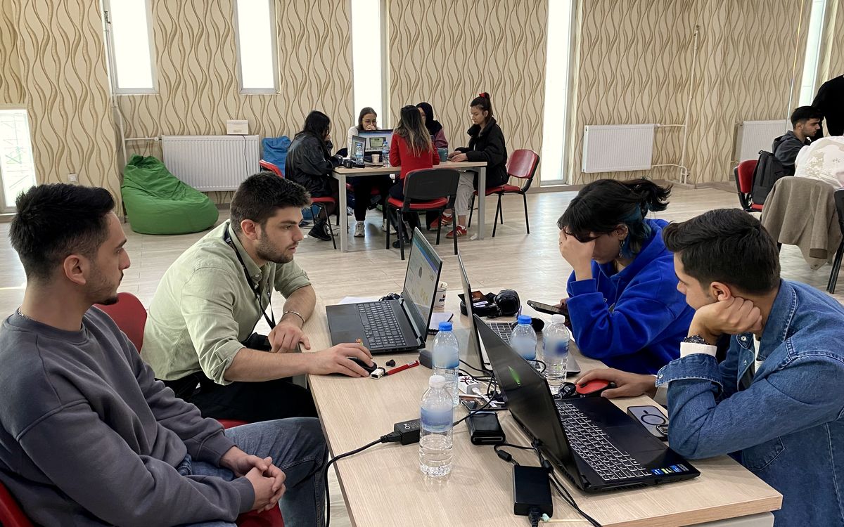 Takım salonda ekranların önünde çalışıyor