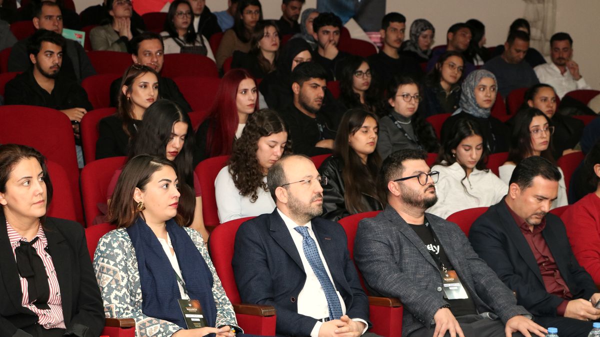 Gençlik paneli: salonu dolduran öğrenciler ve konuşmacılar